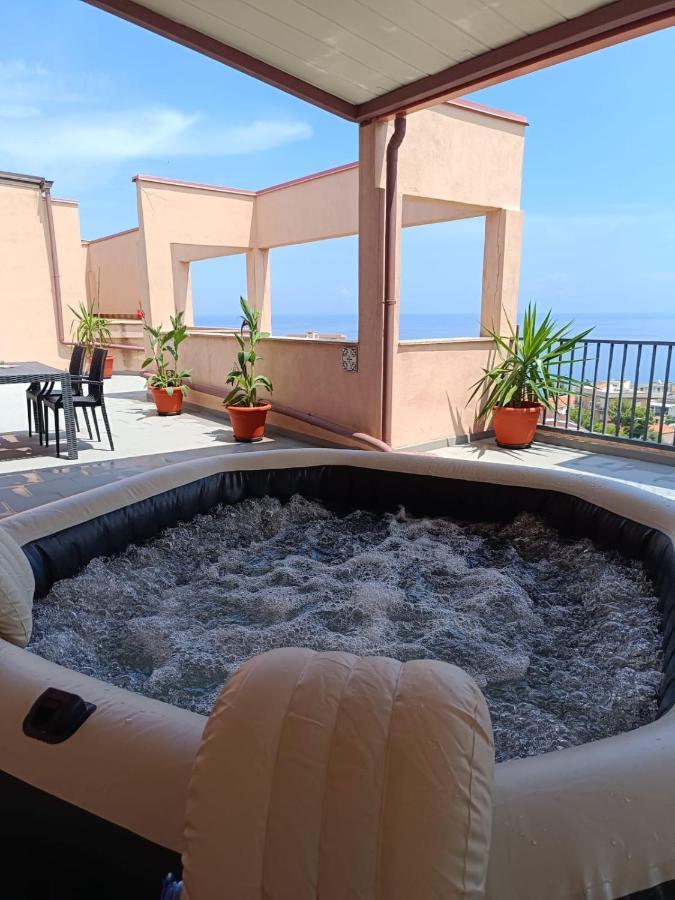 Attico Vista Mare Con Terrazza E Spa Riscaldata Santo Stefano di Camastra Kültér fotó