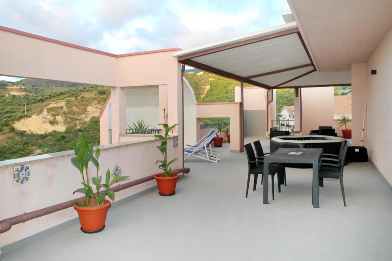 Attico Vista Mare Con Terrazza E Spa Riscaldata Santo Stefano di Camastra Kültér fotó